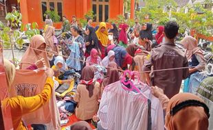 Jelang Lebaran, Siswa SMAN 2 Sragen Jualan Pakaian di Kandangsapi