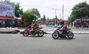 Antusias Nonton Balap Motor, Ribuan Warga Padati Kawasan Alun-alun Wonogiri