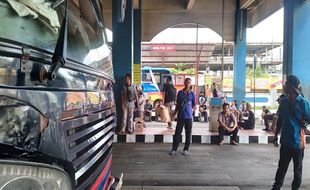 Bus AKDP di Terminal Tirtonadi Solo Juga Ingin Kecipratan Rezeki Mudik Lebaran