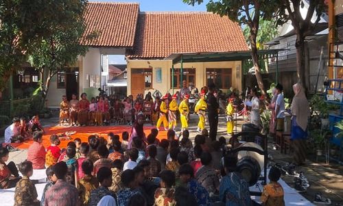 SD di Solo Peringati Hari Kartini, dari Peragaan Busana sampai Menggambar Bebas