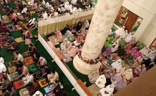 Ribuan Warga Salat Idulfitri di Masjid Agung Sukoharjo bersama Bupati Etik