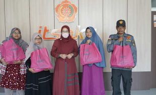 ITS PKU Muhammadiyah Surakarta Bagikan 408 Paket Sembako untuk Warga Sekitar