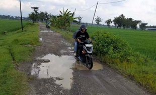 Jalan Karanganyar-Munggur Sragen Rusak Parah Sampai Viral di Medsos