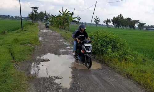 Jalan Karanganyar-Munggur Sragen Rusak Parah Sampai Viral di Medsos