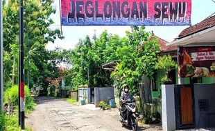 Miris! Jalan Rusak di Sleman Tak Kunjung Diperbaiki, Warga Pasang Spanduk