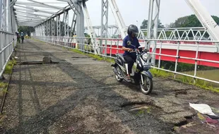 Meski Berbahaya, Pengendara Motor Masih Nekat Lewati Jembatan Jurug A