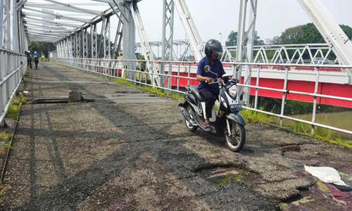 Meski Berbahaya, Pengendara Motor Masih Nekat Lewati Jembatan Jurug A