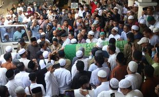 Ratusan Orang Ikuti Salat Jenazah Quatly Abdulkadir Alkatiri di Masjid Assegaf