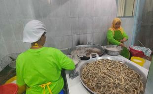 Keripik Belut Banyak Diburu Pemudik, Produsen di Sleman Panen Untung