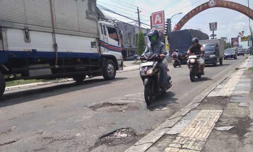 Jl Adi Sumarmo Colomadu Karanganyar Rusak Parah dan Jadi Penyebab Kecelakaan