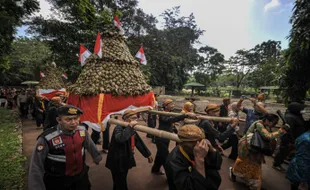 Syawalan Solo Safari Meriah, Jaka Tingkir Bagikan 2 Gunungan Ketupat