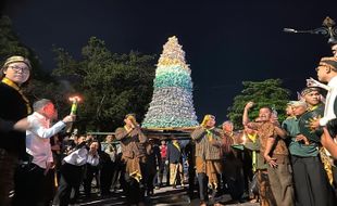 Ramai! Gunungan Kirab Takbiran Perdana Pura Mangkunegaran Diserbu Warga