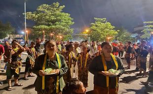 10 Menit Gunungan Jajanan di Pura Mangkunegaran Ludes Diserbu Warga