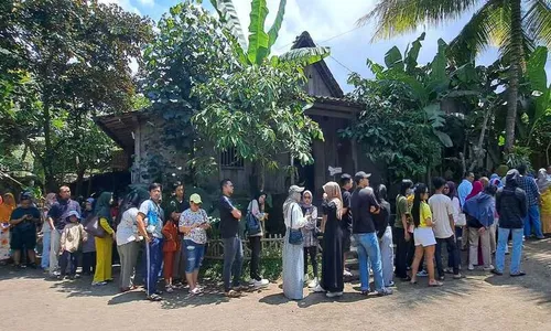 Warung Kopi Klotok Diserbu Pengunjung saat Lebaran, Antreannya Sampai 20 Meter