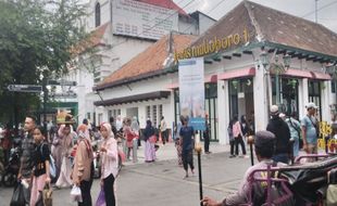 Libur Lebaran, Wisatawan Tumplek Blek di Kawasan Malioboro Jogja