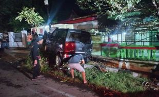 Disundul Kendaraan Lain, Mobil Nangkring di Trotoar Jalan Jogja-Solo Klaten