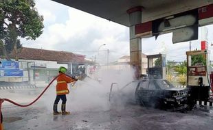 Mobil Sedan Mendadak Terbakar di SPBU Ngadirojo Wonogiri, Bikin Panik Warga