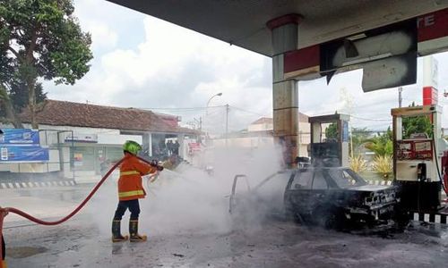 Mobil Sedan Mendadak Terbakar di SPBU Ngadirojo Wonogiri, Bikin Panik Warga