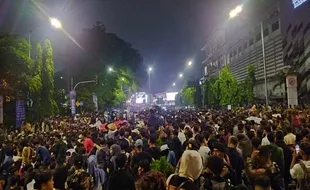 Ribuan Orang Nobar di Depan Balkot Solo, Peluang Timnas ke Olimpiade Masih Ada!