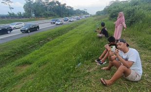 Walah… Keramaian di Tol Semarang-Solo Jadi Tontonan Warga Suruh