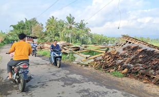 Pasar Desa di Ampel Boyolali Luluh Lantak Diterjang Puting Beliung