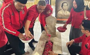 Beri Dukungan Surat Megawati, PDI Perjuangan Jateng Ziarah ke Makam RA Kartini