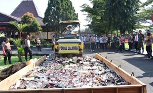 Momen Ramadan Polres Salatiga Sita 5.713 Botol Miras, Semuanya Dimusnahkan