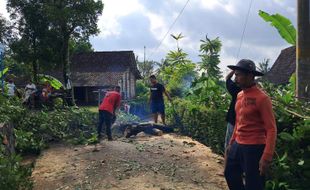 Puting Beliung Terjang 2 Desa di Ampel Boyolali, Pasar dan Puluhan Rumah Rusak