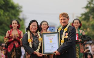 Jos! Peragaan Busana Kebaya di Catwalk 1,09 Km Kota Madiun Pecahkan Rekor Muri