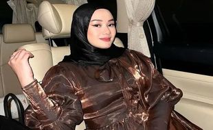 Deretan Artis Pernah Memakai Baju Shimmer yang Jadi Tren Busana Lebaran 2024