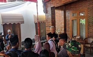 Ratusan Warga Berebut Foto Bareng Ganjar saat Open House di Karanganyar