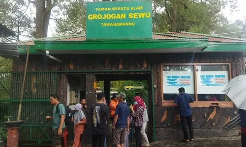 Hari Kedua Lebaran, Ribuan Wisatawan Serbu Grojogan Sewu Tawangmangu