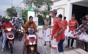 ITS PKU Muhammadiyah Surakarta Bagikan Ratusan Takjil Buka Puasa di Karanganyar