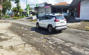 Jalan Tawangmangu-Matesih Karanganyar Rusak Parah, Pengendara Diminta Hati-hati