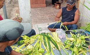 Jelang Lebaran, Selongsong Ketupat Mulai Dicari Pembeli di Boyolali