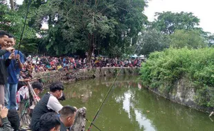 Begini Keseruan Ngabuburit Mancing di Kolam Segaran Sriwedari Solo