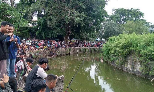 Begini Keseruan Ngabuburit Mancing di Kolam Segaran Sriwedari Solo