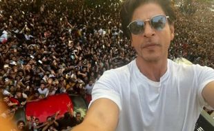 Shah Rukh Khan Sapa Penggemar saat Hari Raya Idulfitri