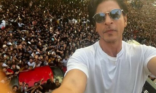 Shah Rukh Khan Sapa Penggemar saat Hari Raya Idulfitri