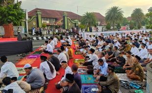 Khidmat, Puluhan Ribu Warga Salat Idulfitri di Alun-Alun Sragen