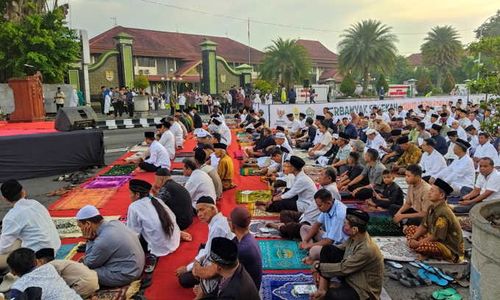 Khidmat, Puluhan Ribu Warga Salat Idulfitri di Alun-Alun Sragen