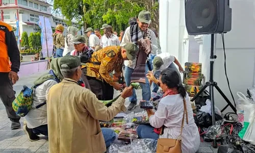 Sambut Lebaran, Kagama Solo Bagikan 800 Sarung ke Warga