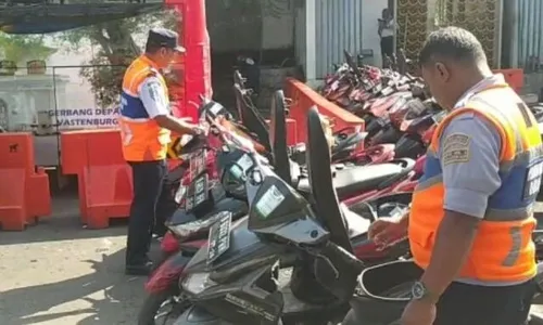 Terminal Tirtonadi Berangkatkan Truk Angkut Sepeda Motor Pemudik Balik Jakarta