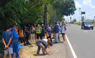 Diduga Korban Tabrak Lari, Pemotor Ditemukan Meninggal di Jalan Ngawi-Solo