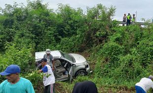 Sopir Diduga Mengantuk, Sebuah Mobil Terperosok Keluar Tol Semarang-Solo