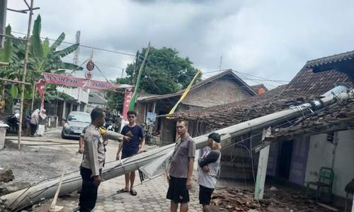 Diduga akibat Penggalian Tanah, Tiang Listrik di Wedi Klaten Ambruk Timpa Rumah