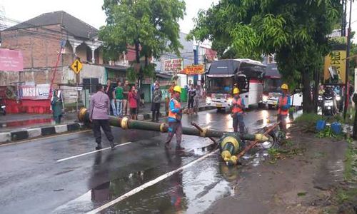 Tiang Lampu di Jl Jogja-Solo Delanggu Roboh, Lalu Lintas Tersendat 20 Menit