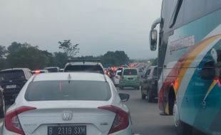 Arus Balik Lebaran 2024: Tol Solo-Semarang Padat Merayap di Malam Minggu