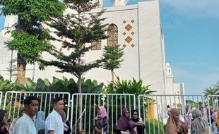 Berbaur dengan Ribuan Jemaah, Para Pemudik Ikuti Salat Id di Masjid Zayed Solo