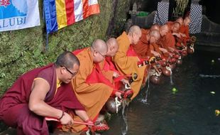 Puluhan Biksu Ambil Air Berkah Waisak di Umbul Jumprit Temanggung